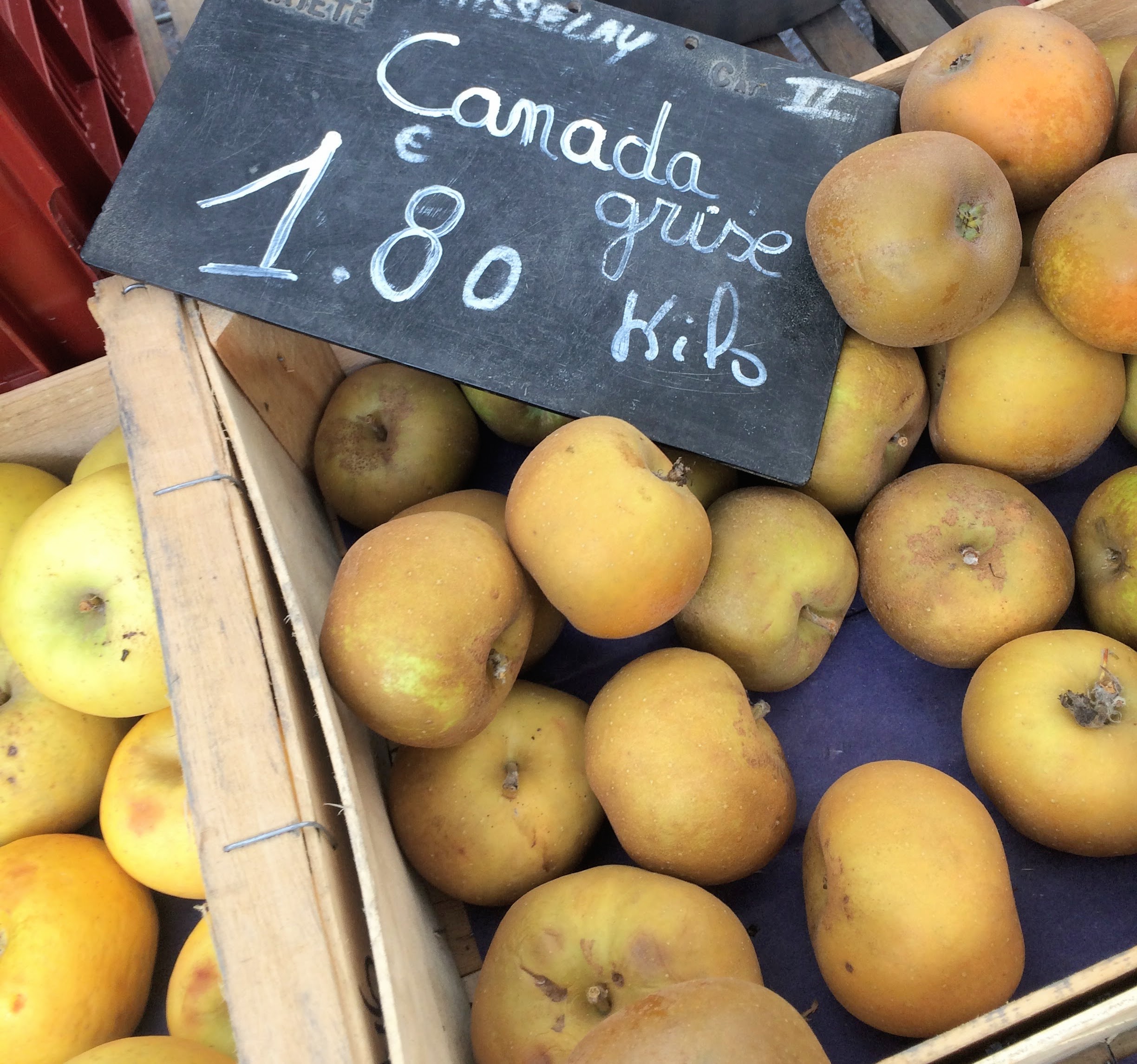 フランスのスーパーで買うりんごの品種Pomme du canada